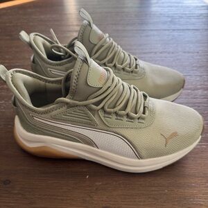Puma Amplifier women's sneakers in a sage green size 7